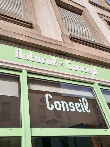 Pose d'enseigne en lettres découpées pour un salon de coiffure situé Strasbourg proche Colmar