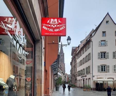 Pose d'une enseigne caisson drapeau lumineux pour une boutique de bretzel à Strasbourg proche Mulhouse