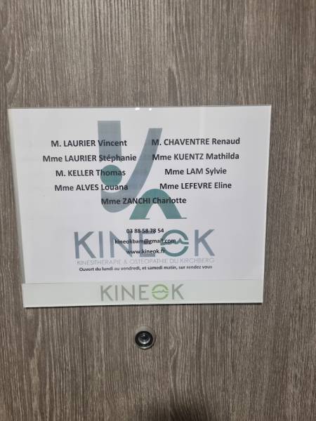 Pose de plaque de porte pour un cabinet de kinésithérapie et d'ostéopathie à situé Barr proche de Benfeld