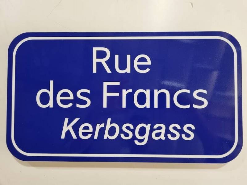 Panneau de rue avec dialecte pour une Mairie située à Ebersheim proche de Benfeld