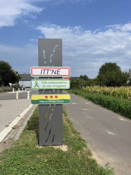  Panneau de signalisation pour totem d’entrée de ville à Ittenheim, signalétique conforme aux normes, visibilité optimale, installation par experts en signalétique urbaine dans le Bas-Rhin.