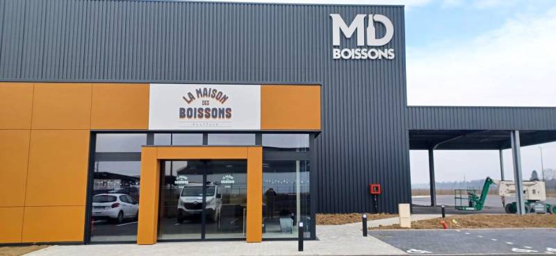 Signalétique extérieure complète MD BOISSONS à Rouffach (68) : enseigne lettres lumineuses et panneau Dibond en façade.