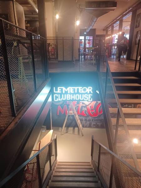 Enseigne lumineuse pour un bar situé à Strasbourg proche de Colmar