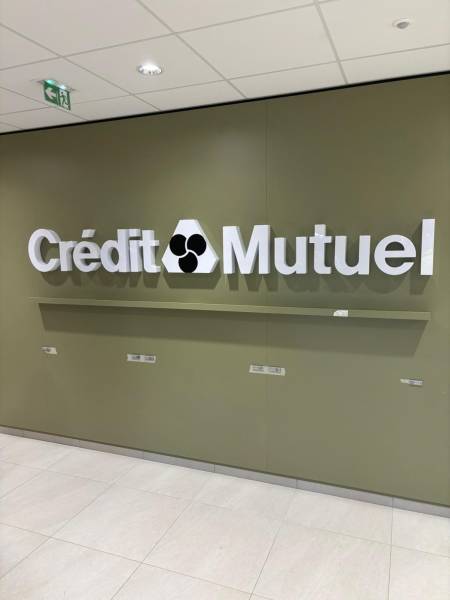 Installation d’une enseigne lumineuse intérieure en lettres boîtiers PMMA pour le Crédit Mutuel (67) - Signalétique intérieure lumineuse dans le Bas-Rhin
