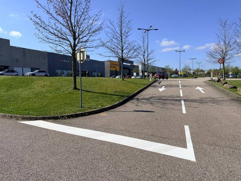 Reprise marquage flèches directionnelles voirie centre commercial Épinal