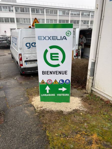 Totem de signalisation extérieure implanté à l’entrée du site, combinant visibilité, sécurité et orientation des visiteurs et livraisons.