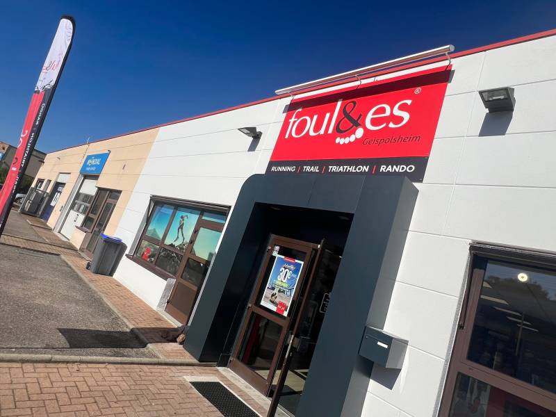 Enseigne dibond pour magasin de running Foulée - Réalisation Gerner Signalisation à Geispolsheim, spécialiste en signalétique commerciale pour boutiques sport dans le Bas-Rhin.