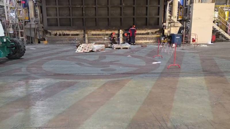 Projection lumineuse de sécurité avec logo interdit piéton sur site industriel à Biesheim (68) – marquage lumineux en zone à risque.