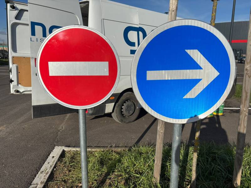 Pose de panneaux de signalisation routière “sens interdit” et “obligation de tourner à droite” sur une plateforme logistique dans le Bas-Rhin (67).