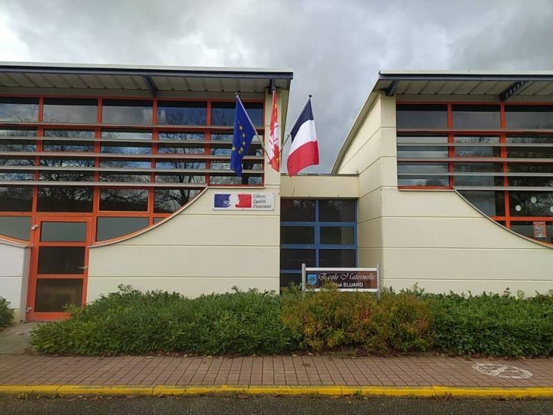Trois drapeaux pour une école et une mairie à Wasselonne proche de Saverne