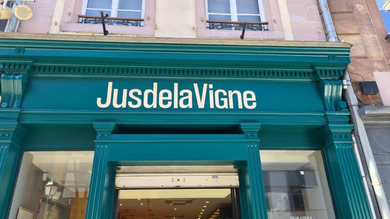 Installation d’une enseigne commerciale Jus de la Vigne à Saverne (67) – signalétique extérieure pour commerce de proximité.