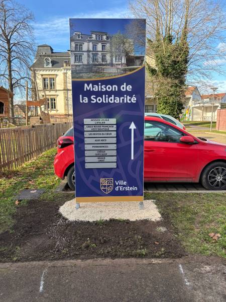 Installation d’un totem signalétique extérieur grand format pour guider les visiteurs vers les services d’un site public à Erstein (67).