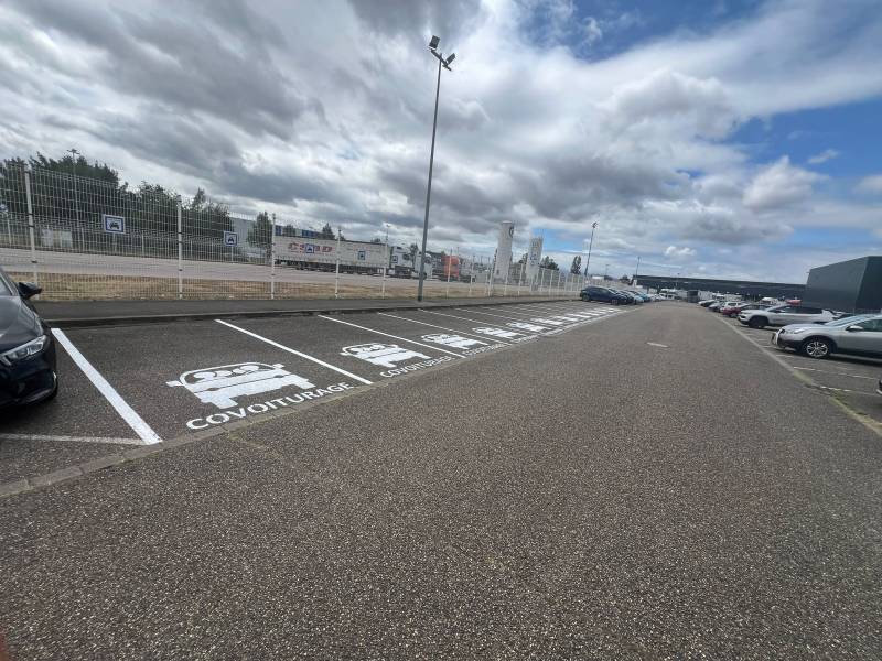 Marquage au sol pour places de covoiturage à Duttlenheim (67), conforme aux normes NF SP-903