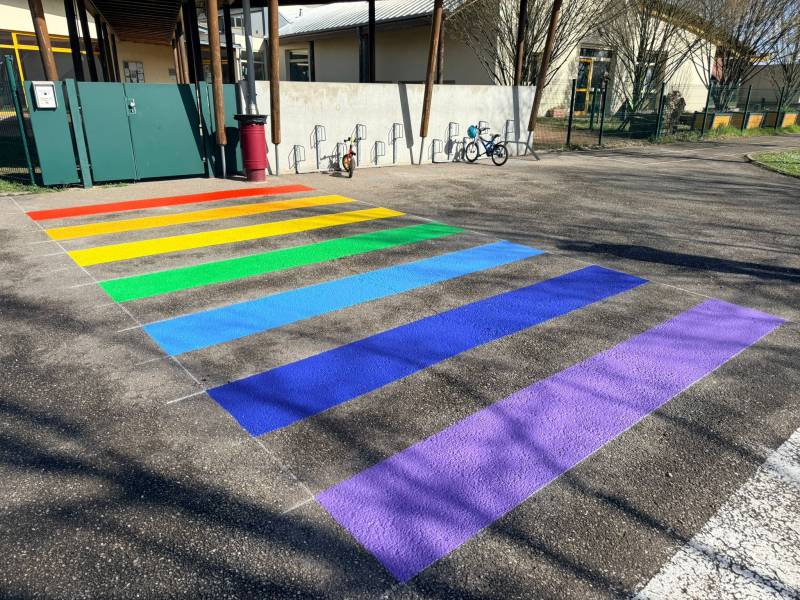 Détail du marquage au sol coloré pour renforcer la visibilité des traversées piétonnes à Altorf (67).