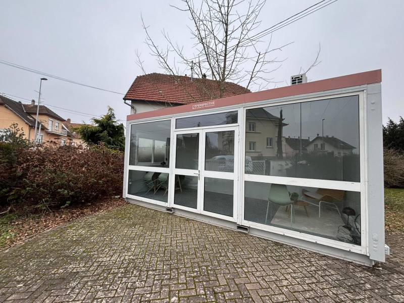 Habillage extérieur d’un Algeco avec covering imprimé en numérique sur façade pour personnalisation de bâtiment modulaire (Bas-Rhin 67).