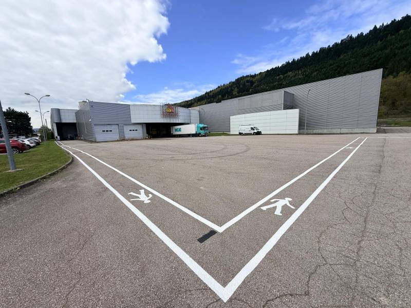 Aménagement d’un parcours piéton sécurisé en peinture routière sur voirie industrielle à Éloyes (88)