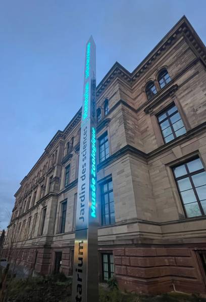 Installation d’un totem lumineux pour l’Université de Strasbourg (67) – Signalétique extérieure centrale dans l'Eurométropôle